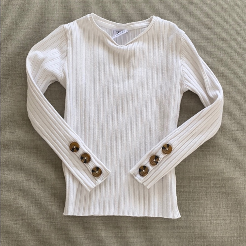 Zara soft tee with buttons on sleeve